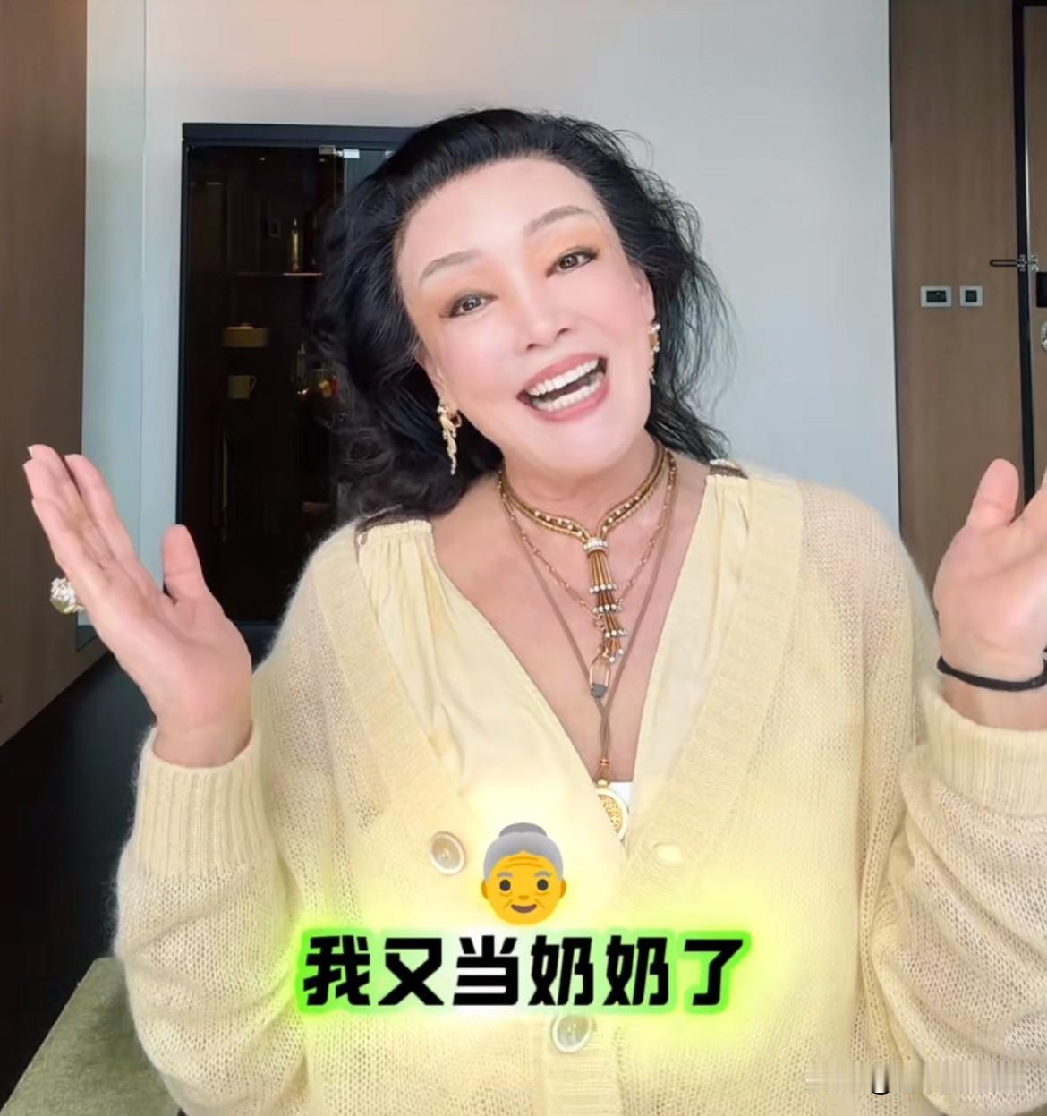 2月24日，张兰发喜讯，又当奶奶了！
提到小孙子哭声嘹亮，白白胖胖，爱不释手，对