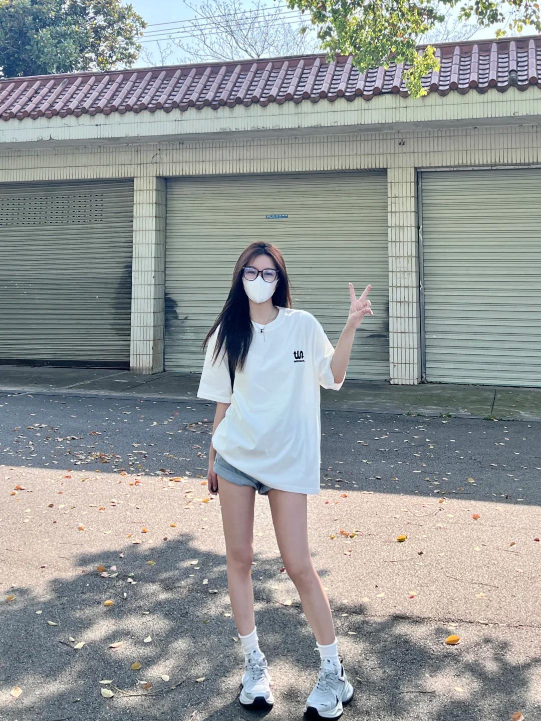 #夏日生活打卡季#👟玩转下衣失踪，白色oversize T+灰色短裤，潮范儿十