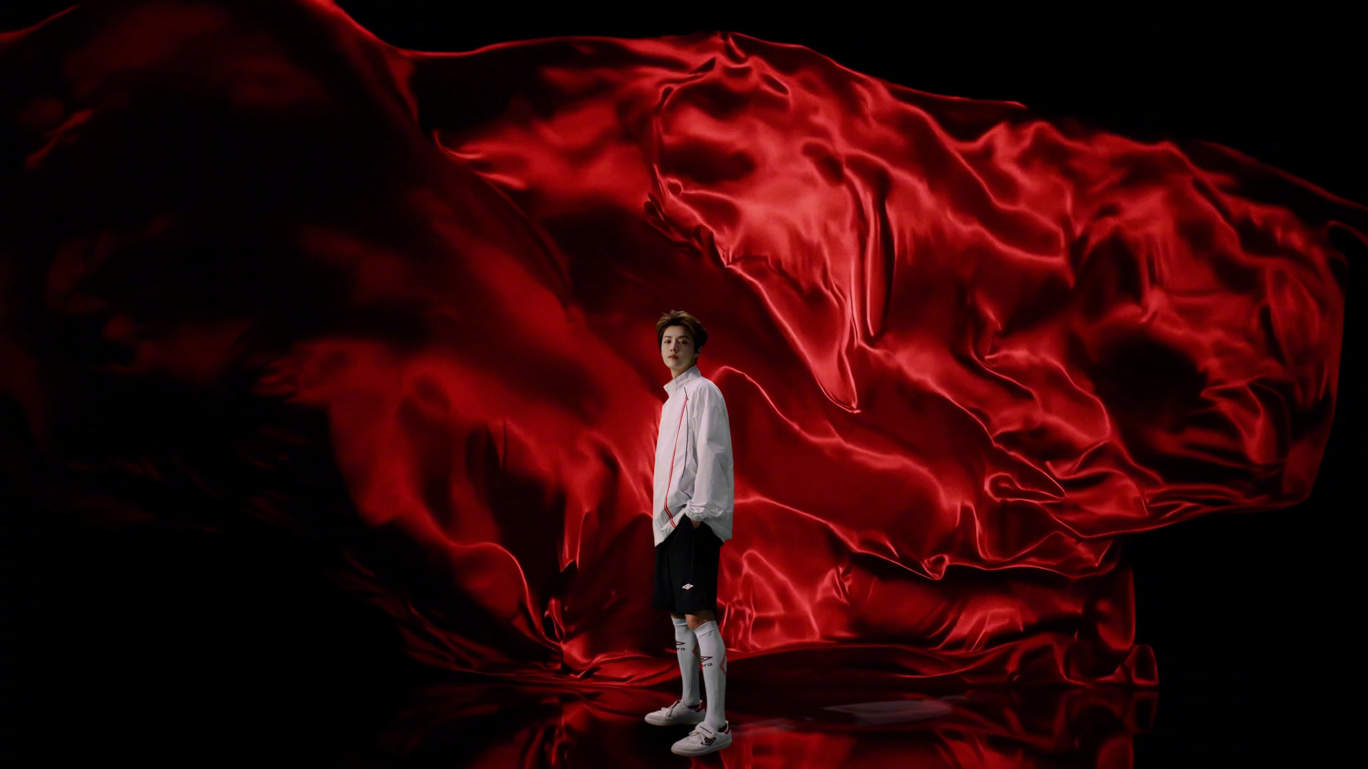 鹿晗当燃红 穿上同款红色球衣的那一刻，仿佛能感受到鹿晗在绿茵场上的心跳。这份跨越