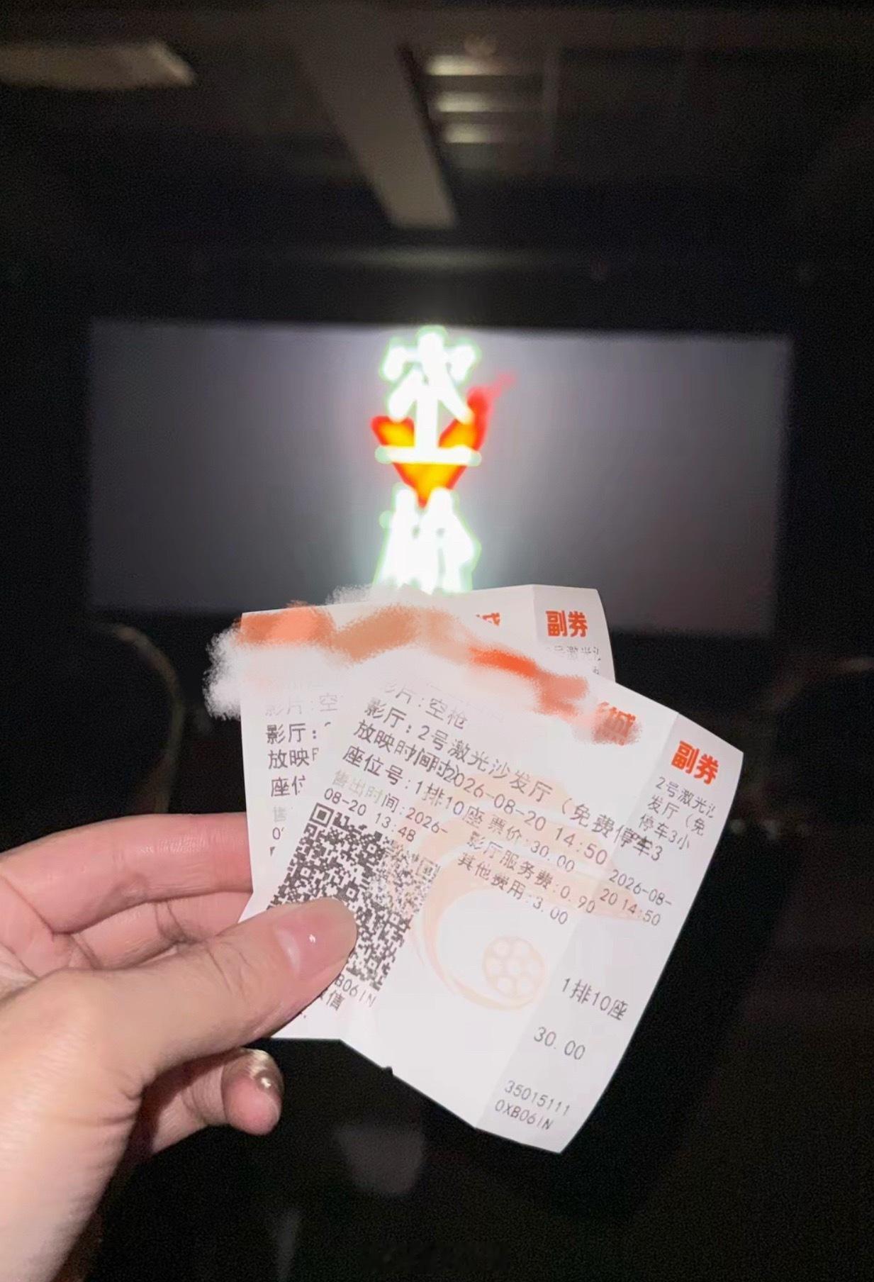 网上都在玩“谁赢了才能吃菠萝油”的梗，但这个菠萝油越想越唏嘘。电影里，万梓强都已