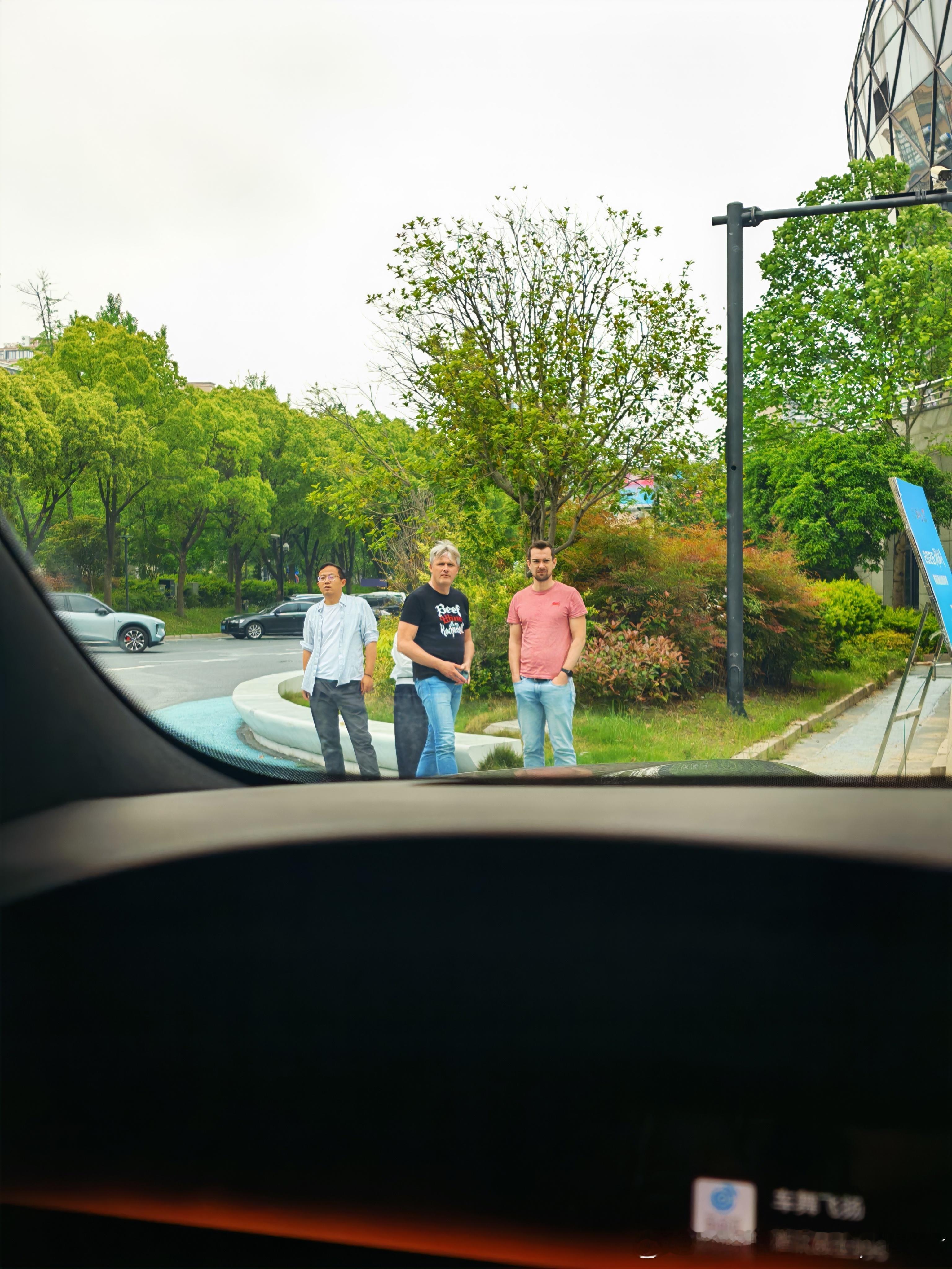 蔚来换电已然成为新能源的一张名片外国友人，绝对没见过这种场面蔚来