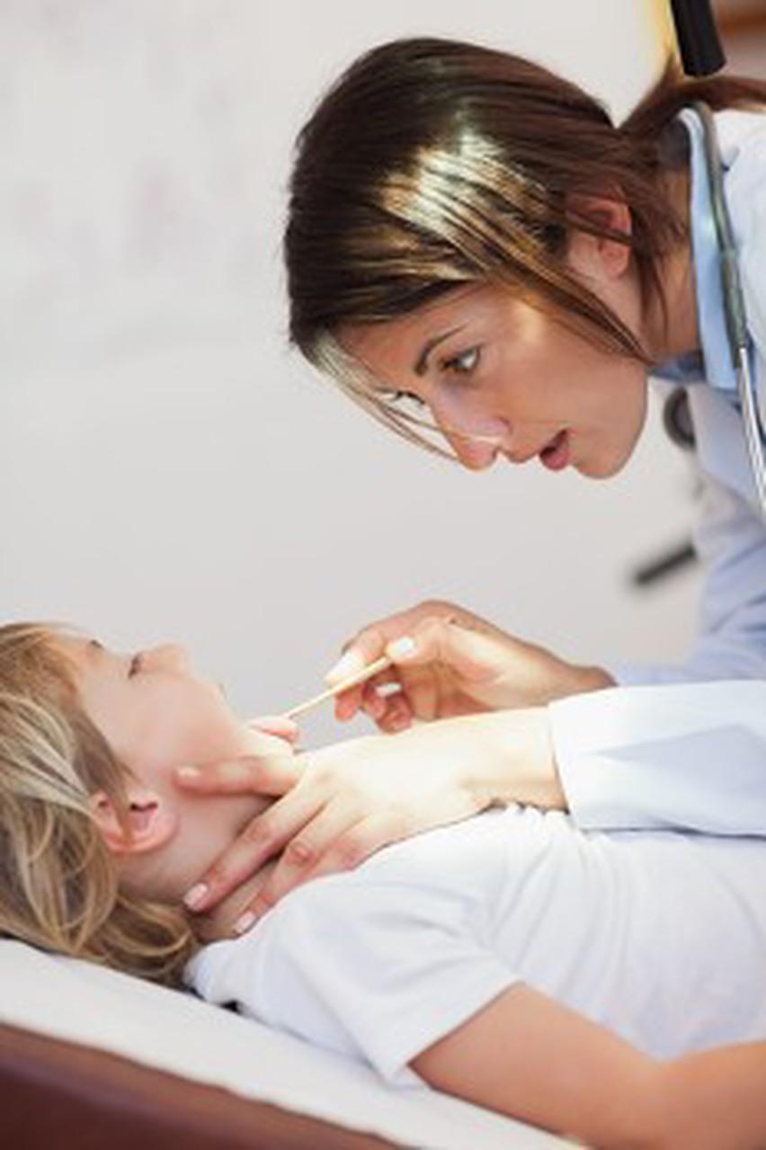 哥哥得知传染后秒变脸 网上有个超火的视频，云南一弟弟得了腮腺炎，脸肿得像小包子。