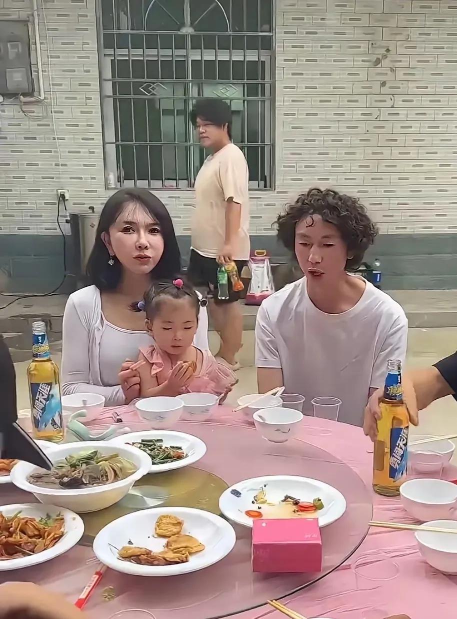 庞麦郎也要炒流量了，也要挣钱了。他一个玩艺术的，跟龚玥菲完全不搭边，应该是用这种