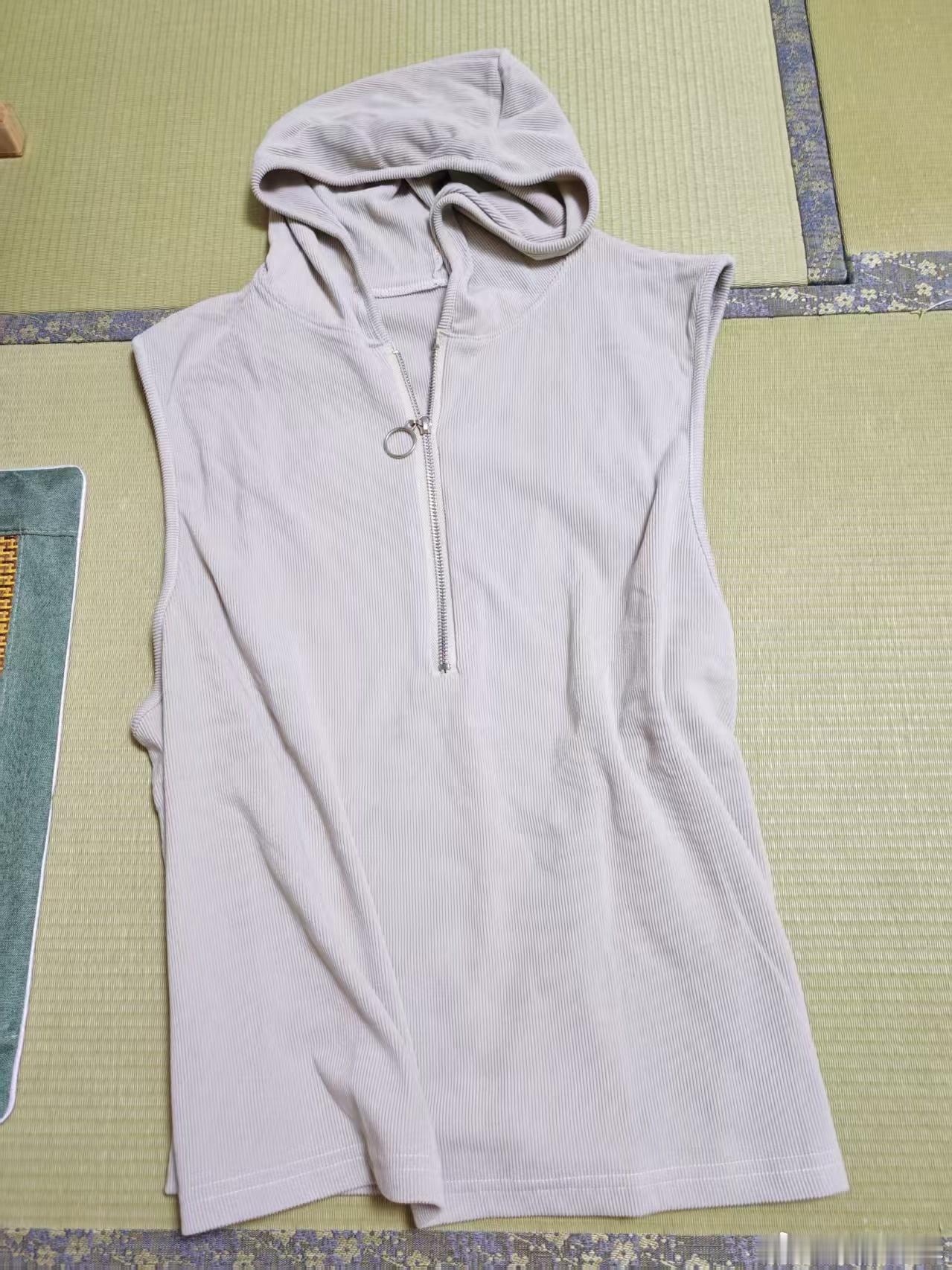 老妈送了我一件衣服，不要非得给，说能遮我的肚子。（毛哥） ​​​
