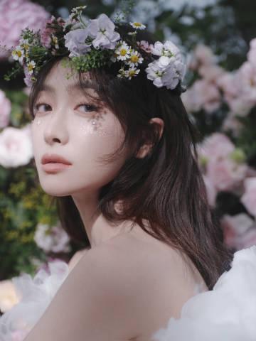 置身于花海中的宋茜，宛若花间仙子，散发着清新脱俗的气质。
她身穿白色轻纱长裙，乌