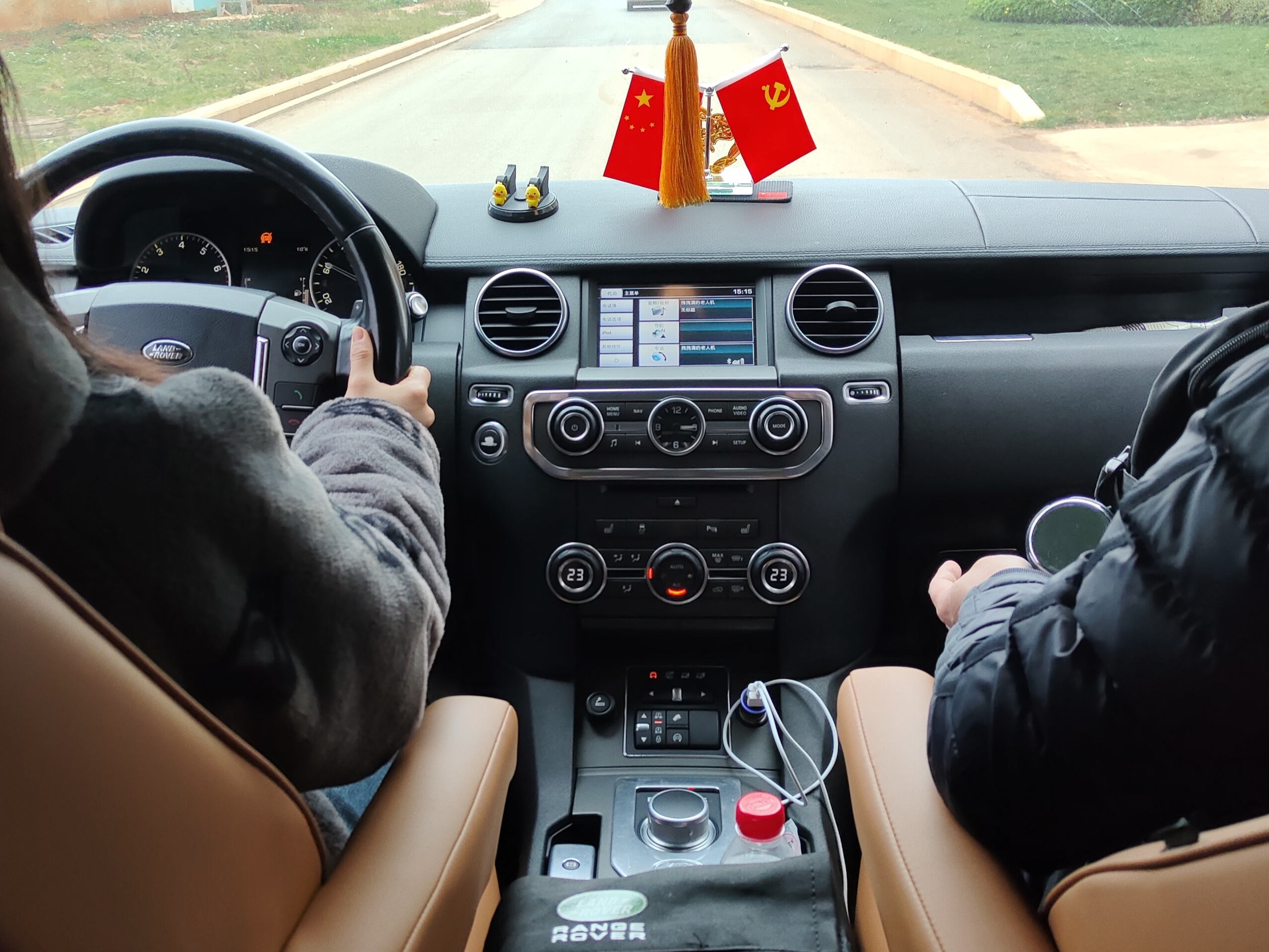 发现4这个车走直线还行，就是路口转弯开到30km/h人就感觉要飞出去了[doge