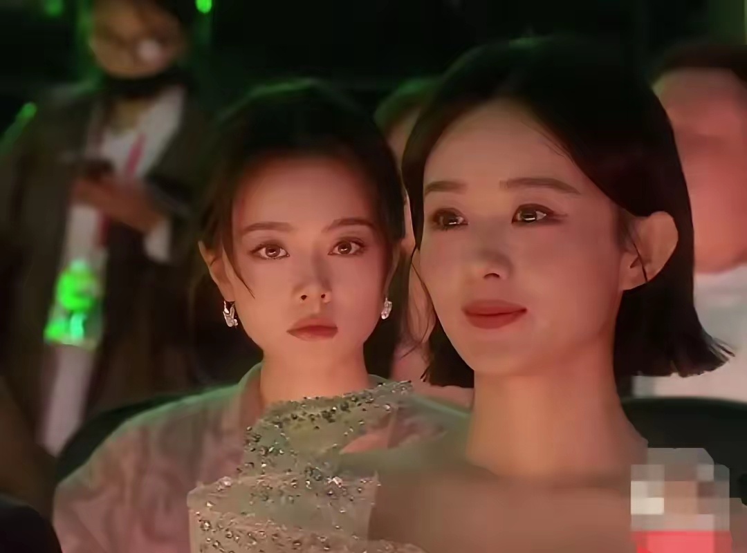 后面坐的这女孩是赵今麦吧，要不是坐在赵丽颖的后面，她应该没有这么多镜头，也算漂亮