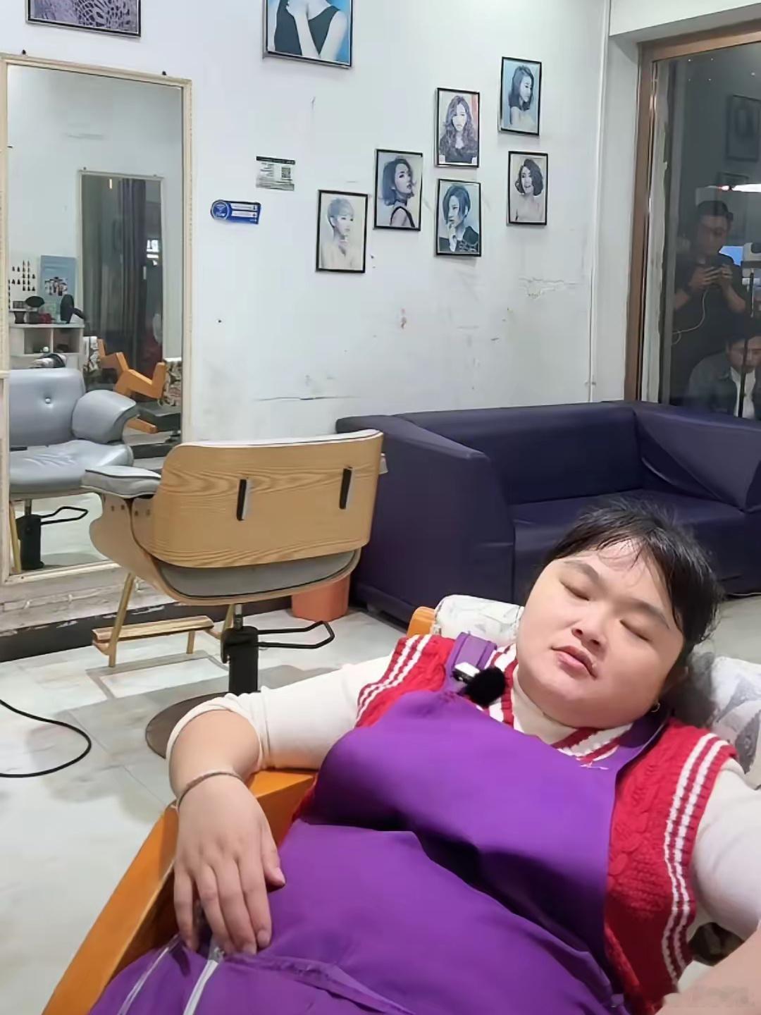 晓华在10多万人的直播间里睡着了，瘫倒在椅子睡得很香，可玻璃上还扒着不少人，手里