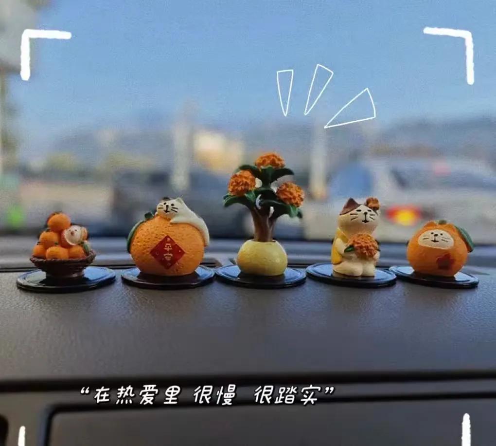 我们这一生，无论和谁过，其实都是和自己过。

表面上看，婚姻是两个人之间的相处，