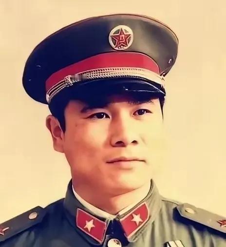 1979年，黄招强奉命护送伤兵撤退，中途休息时，他发现队伍中多了几个陌生面孔，便
