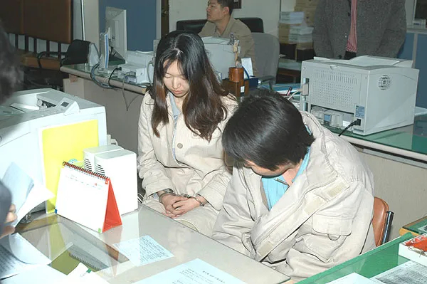 2003年，韩国庆尚北道浦项市，一名女子抢劫罪而被通缉。由于她的通缉照特别漂亮，