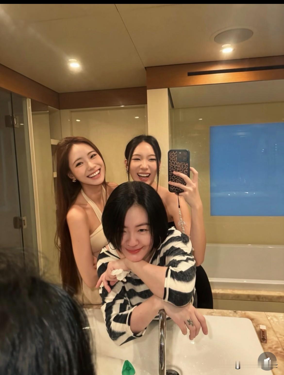 小S一家四口在香港旅游
大S在天上应该也会想
自己的小玥儿和小霖儿吧
据新闻大s