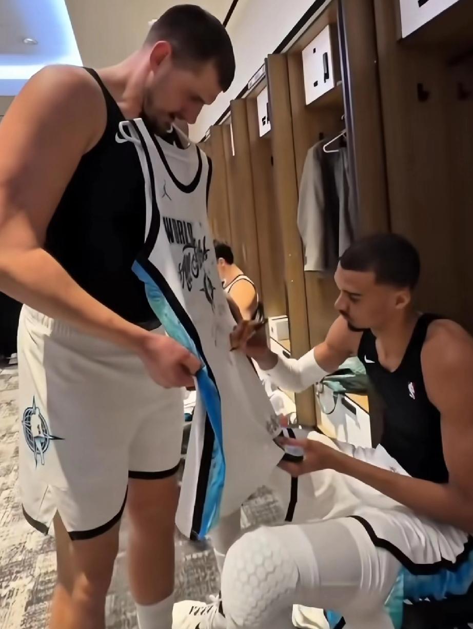 未来可期！连约基奇都找文班亚马签名！

作为现役第一中锋约基奇在全明星赛期间竟然