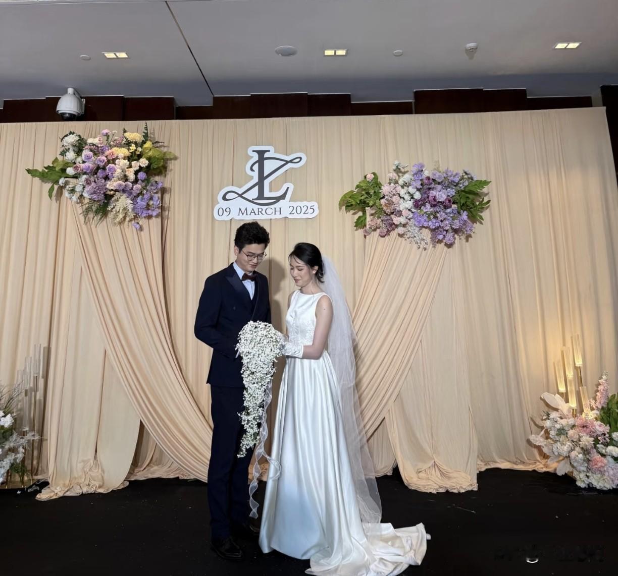 不知从何时起，盛大隆重的传统婚礼越来越少见。
 
如今年轻人结婚，大多选择简单答
