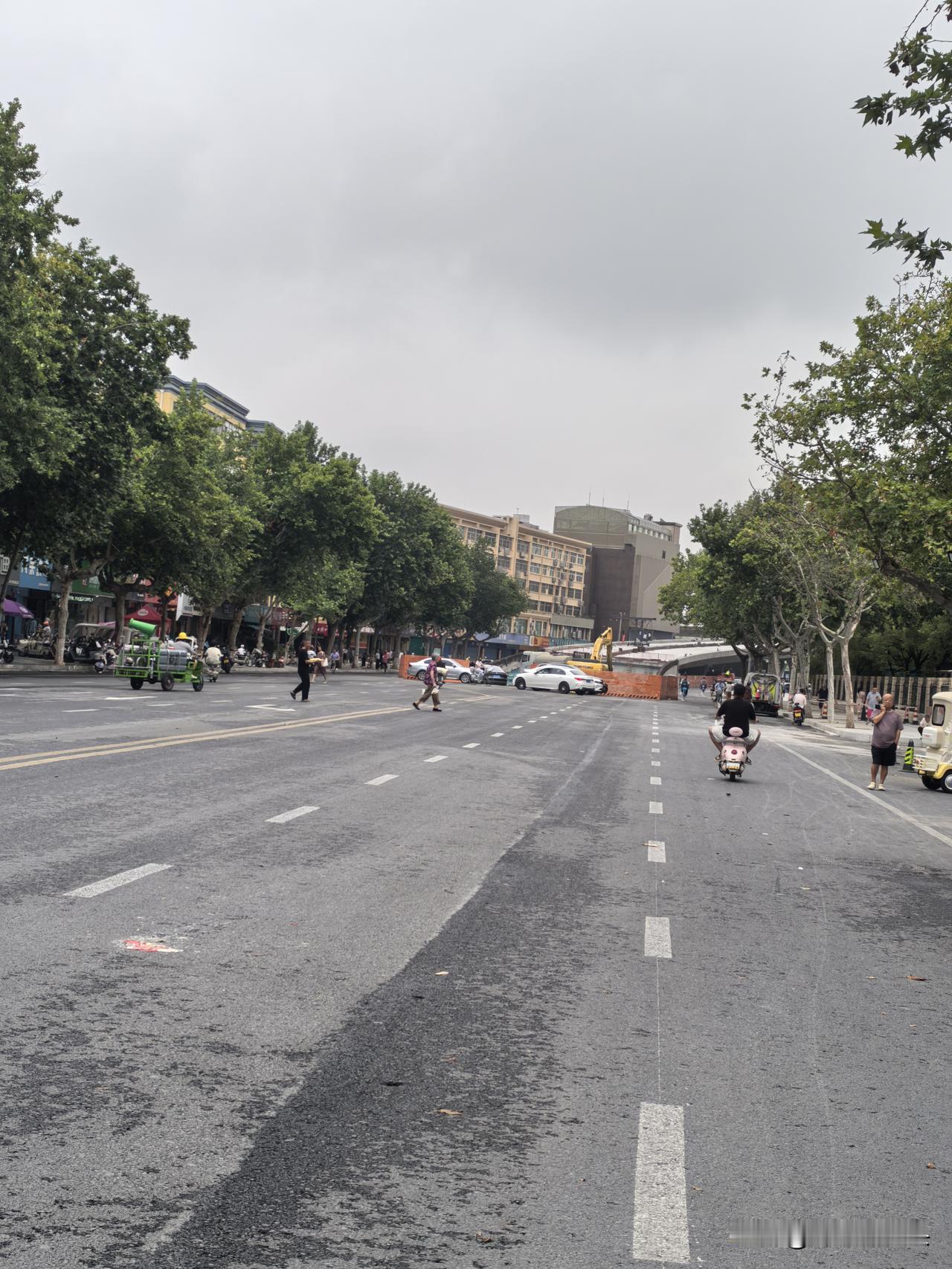 7月31日早晨，昨日的一场大雨，让咸阳的气温降了不少。
在咸阳市彩虹一路秦宝小区