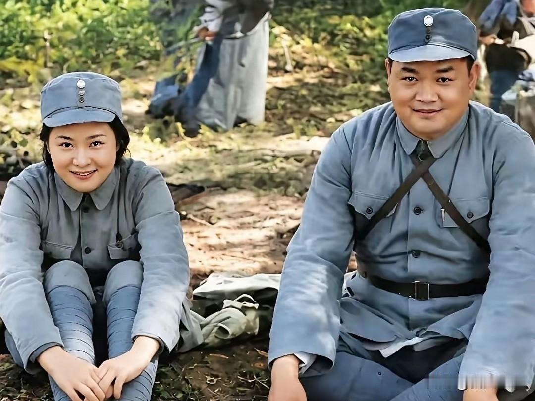 1939年，皖南云岭，罗炳辉夫妇珍贵留影，由叶挺亲自按下快门记录下来。镜头下，罗