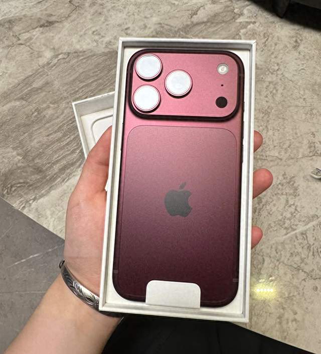 iPhone18首销冰火两重天，为何黄牛称iPhone18 Pro没人要？