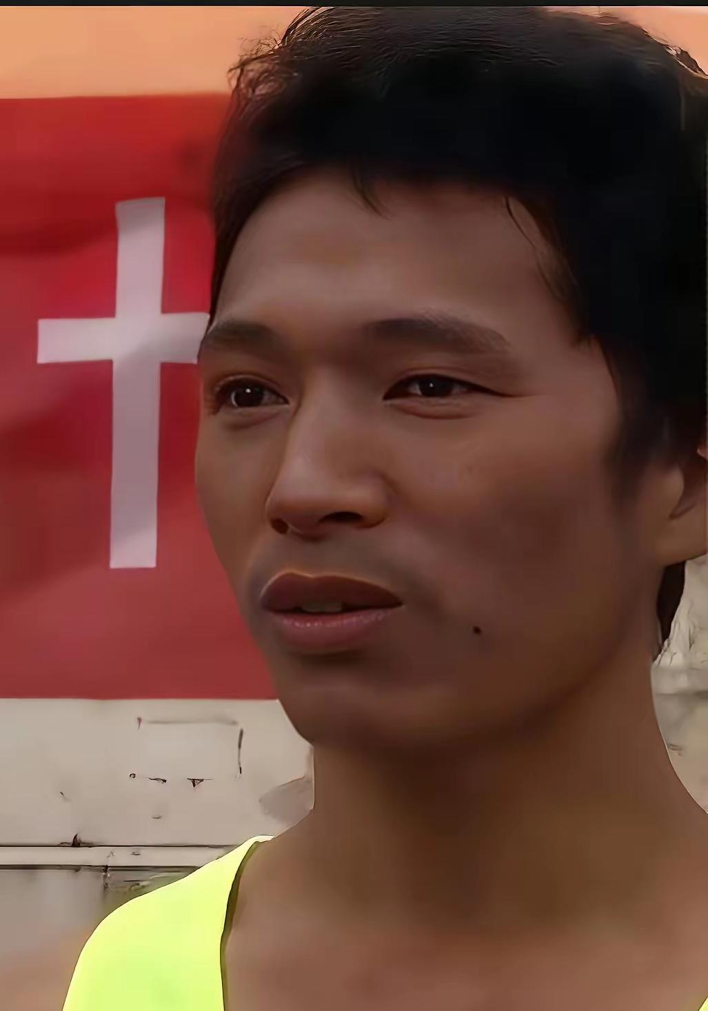 小野孩的父亲
是一个从农村走出来的大学生
长得还不错，当初他考上大学时，村里还给