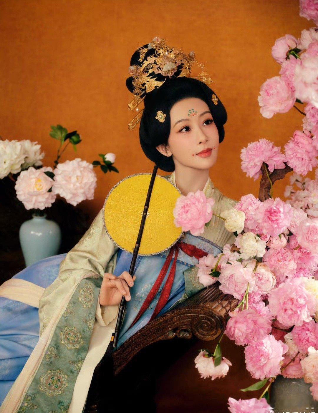 牛！太牛了！你老板牛大发了！何惟芳去参加个微博之夜[可爱] 
