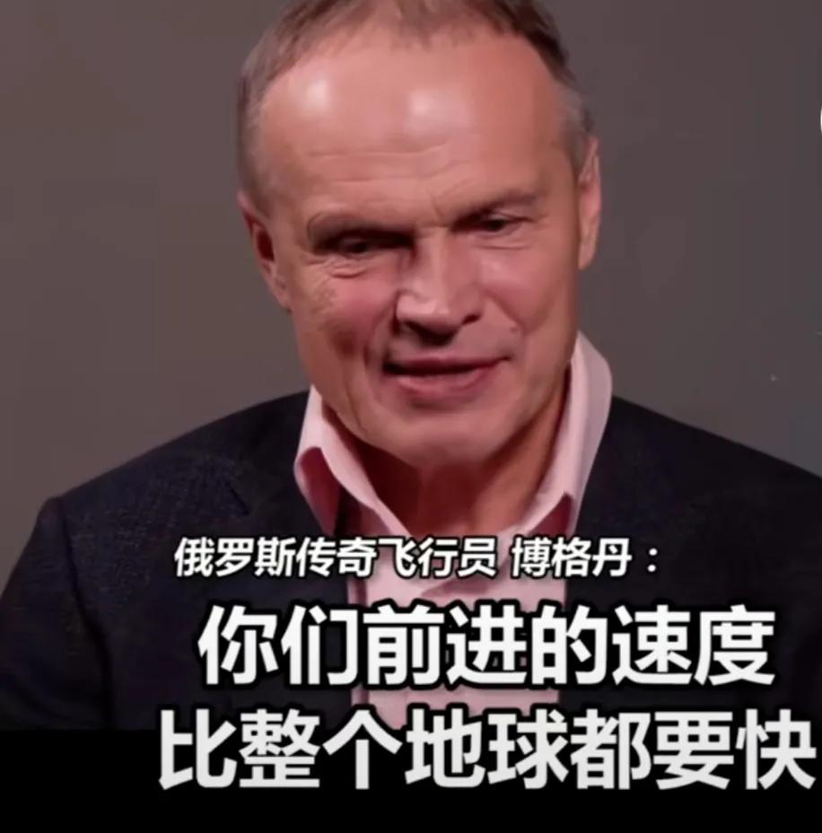 俄罗斯飞行员博格丹提前祝中国人新年快乐！他说，“我祝中国观众新年快乐。新年总会对