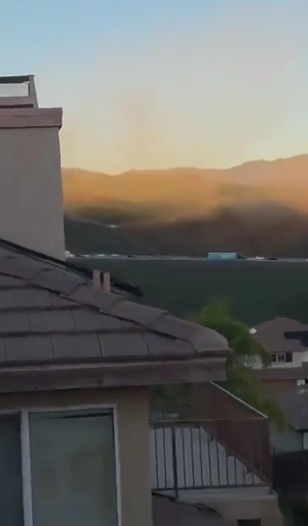 突发新闻——加州卡斯泰克地区天然气主管道爆炸 巨响后疏散启动——目击者/洛杉矶全