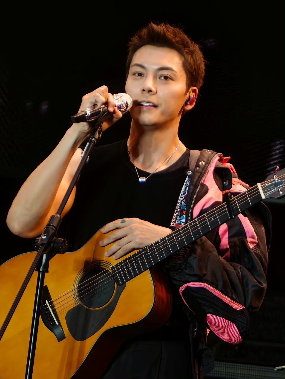 陈伟霆 吓死我以为难听哭了疑似没睡醒哈哈哈 但陈伟霆在舞台上太帅了！！！ 