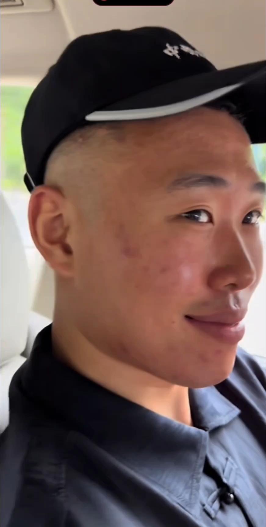 庞峥麟和贺希宁互动，庞峥麟把贺希宁，在视频中弄成伪军头子，想不到还真有点像呀！这