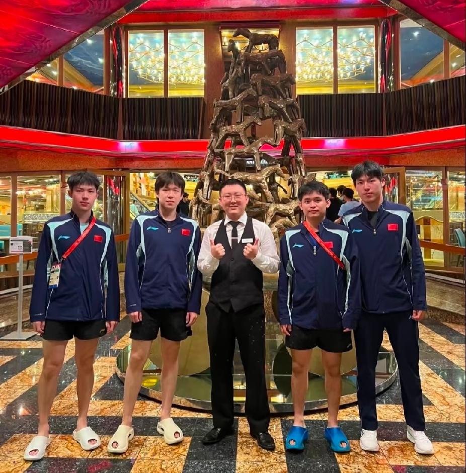 游轮合影，小石头的拖鞋太吸睛😂
 
名古屋亚运会，游轮住处内，国乒男队几位小伙