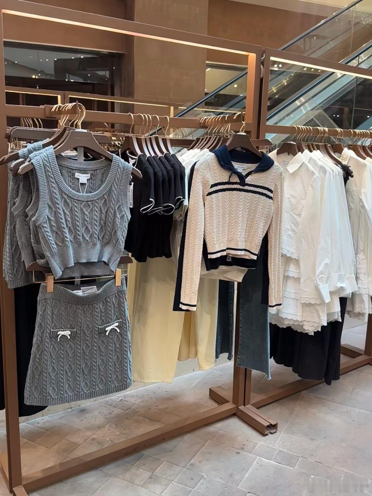 怪不得实体店的衣服网上买不到实体店衣服网上搜不到，原因其实很简单：1. 有些供货