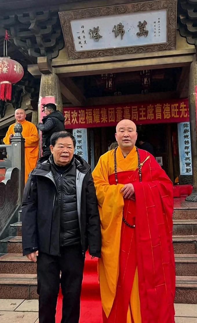 曹德旺当年捐资1700 余万元修建九华山万佛塔，那一刻对主持方丈来说，他就是真佛