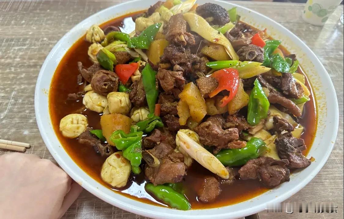  俗称“机场三宝”哦其中一宝，这是一家藏在迎宾路小巷子里面的大盘鸡馆子，当地九运