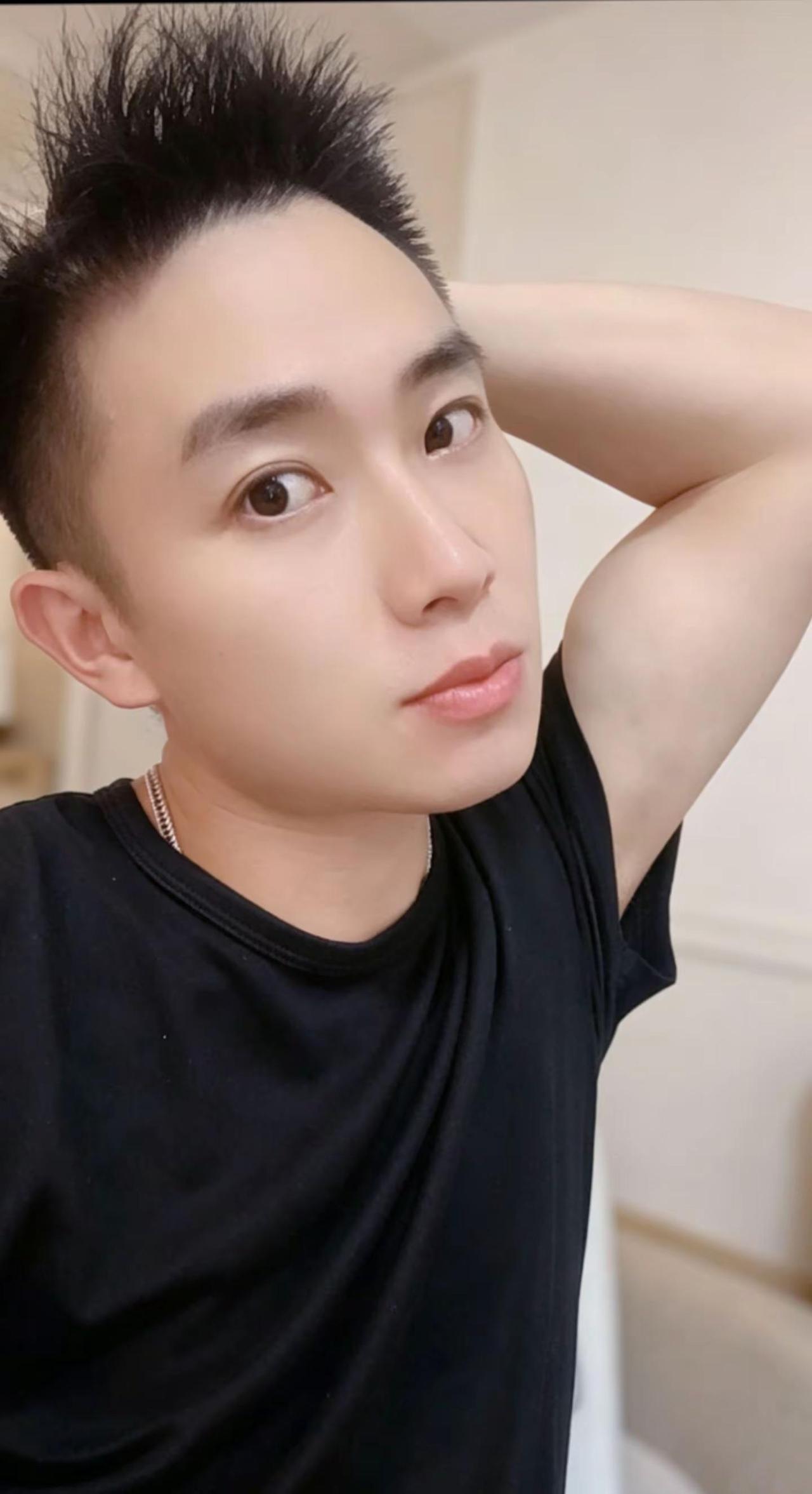 听说我们 80 后！集体叛逆期染黄毛！我也想最后一次叛逆一下！去染个黄毛！头发这