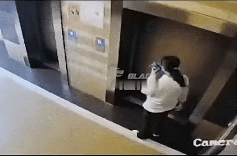 这女人的反应速度简直开挂了！进电梯瞬间察觉不对劲，门还没关严就立马跳出来，事后才