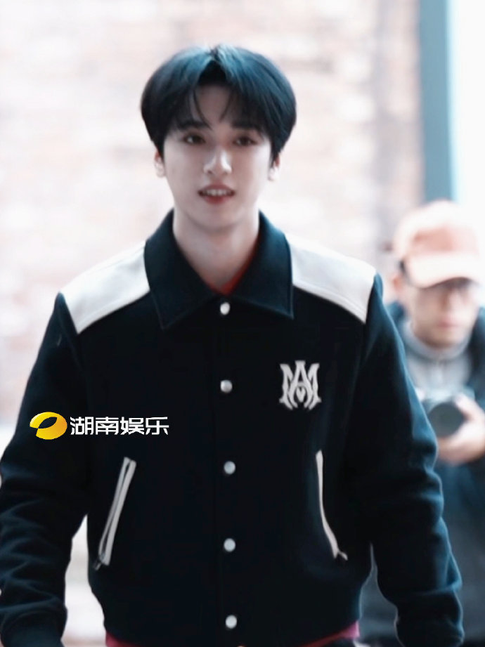 一套衣服两种风格的浩翔 严浩翔走路拽感严浩翔走路拽感，一套衣服两种风格的浩翔，咱