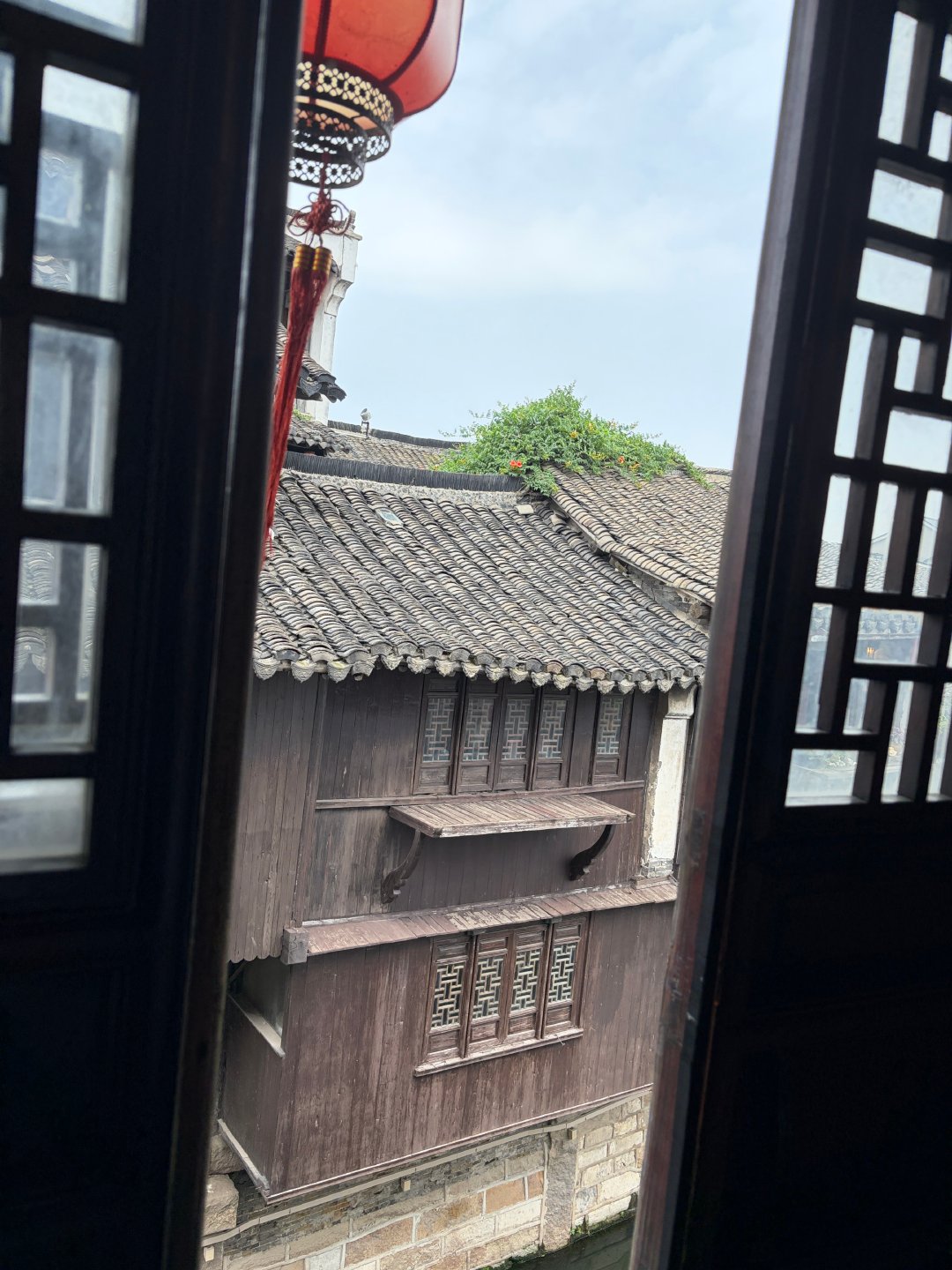 经过新场古镇，在第一楼临河而坐。泡一杯茶，穿越时间午休。 