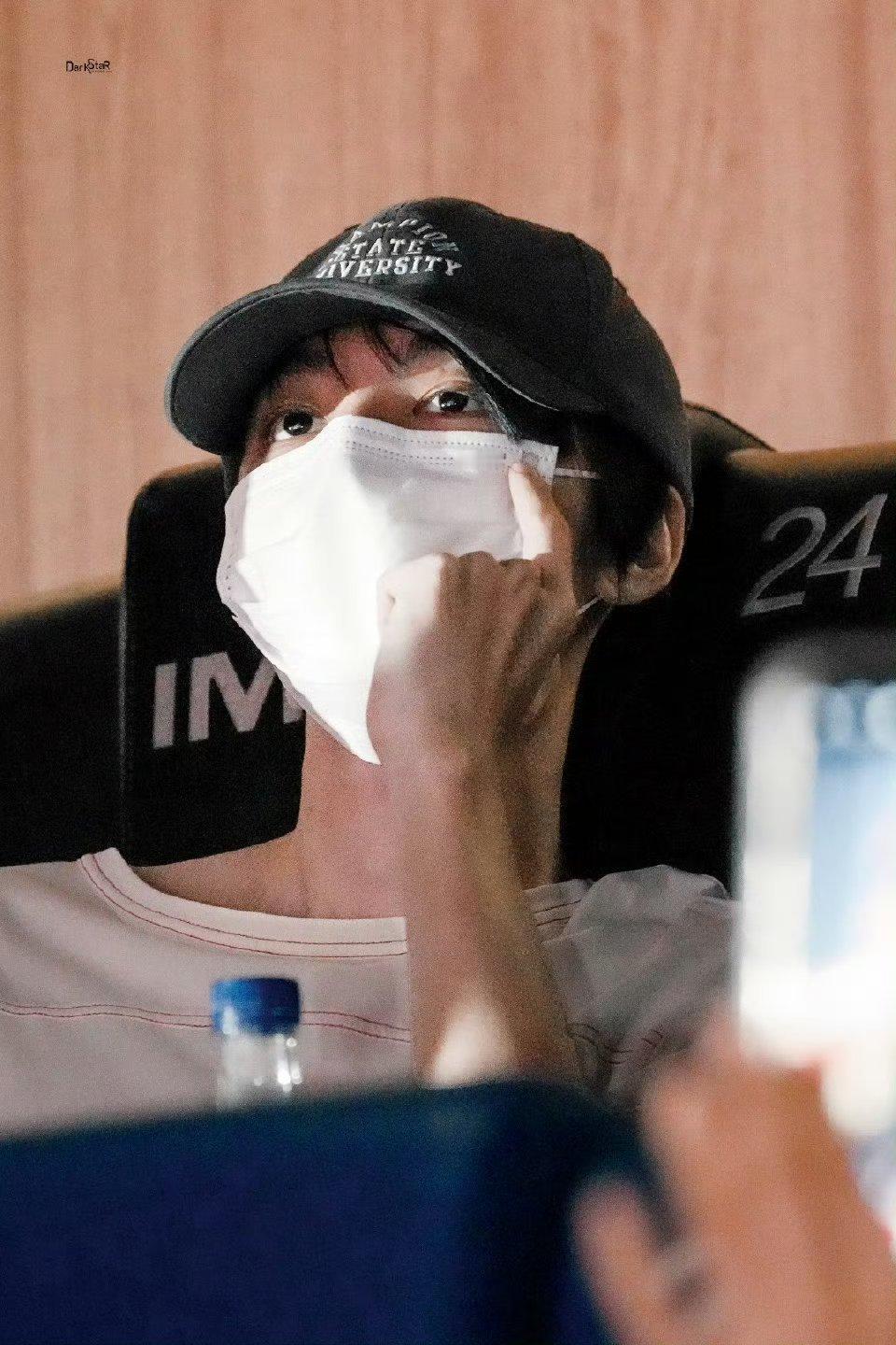 王俊凯怎么瘦成这样了！！好单薄一个人[捂嘴哭] ​​​