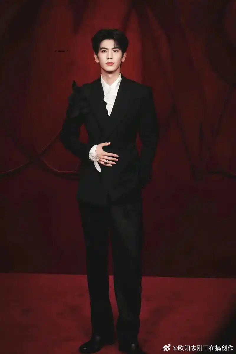 这些照片是几个演员？A 6个B 3个C 2个D 1个中戏北电招聘传达室看门大爷说