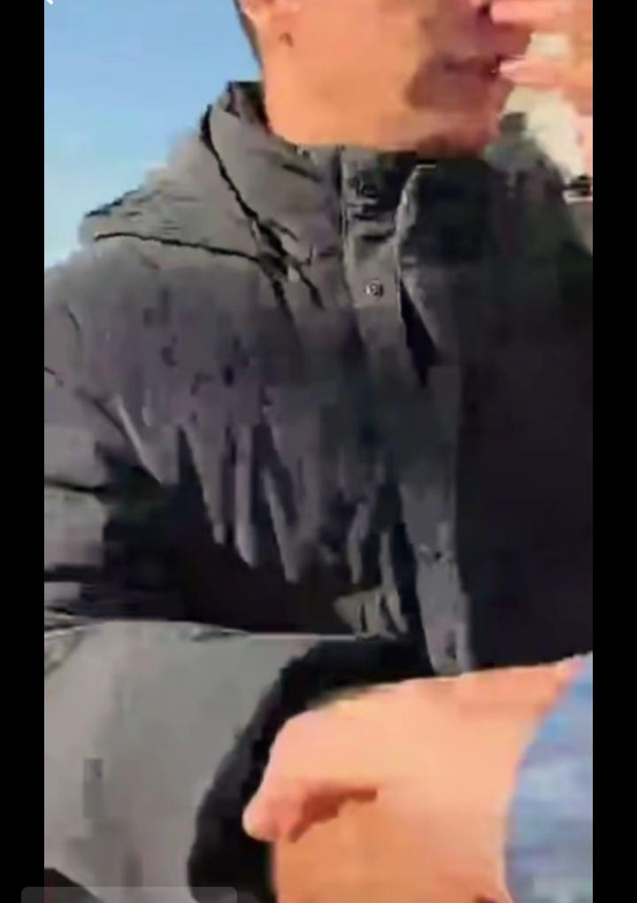 李老师越过别人和某某老师握手了，可见，某某老师在李老师的心里多么的重要。
以上是