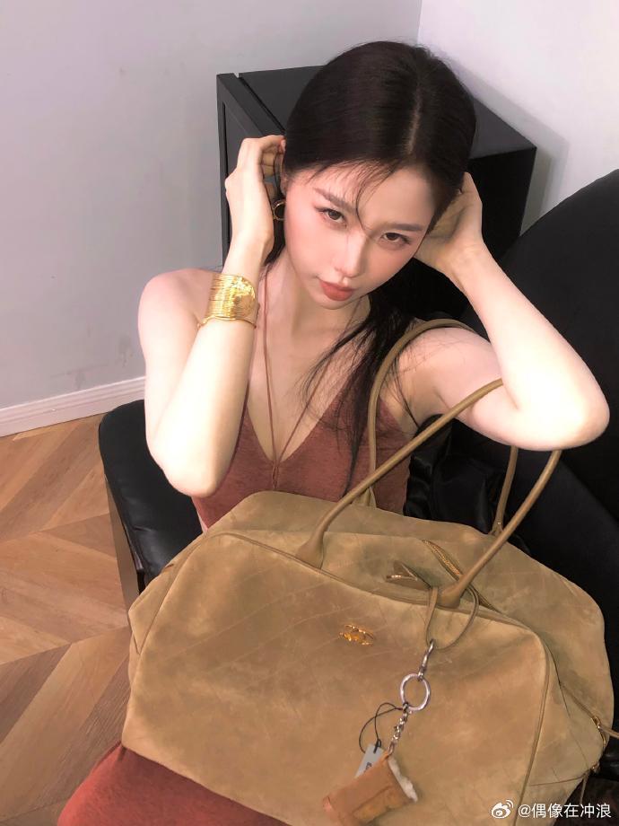 虞书欣高智熟女风造型甜妹之外另有天地，虞书欣高智熟女风造型释出，冷感格调拉满，精
