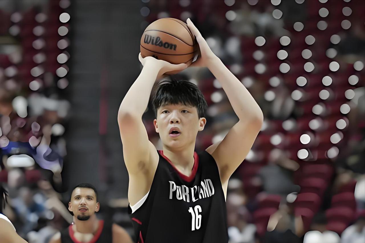 杨瀚森这场充满看点，赛前看到罗威在热身，斯普利特怎么用是个问题。

中国约基奇与