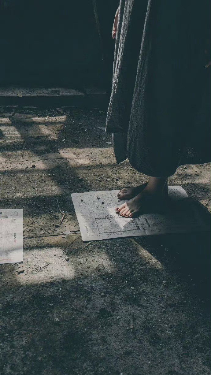 人们总是把幸福解读为：“有”有房，有车，有钱，有权，但幸福其实是“无”，无忧，无