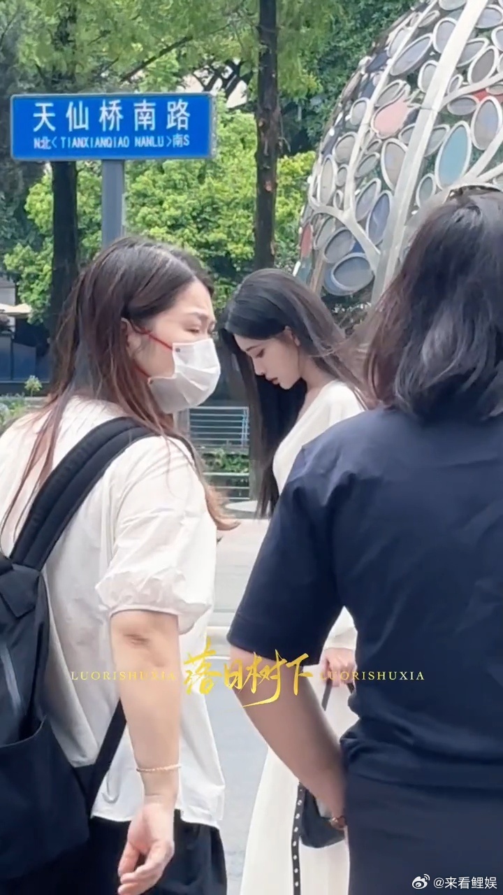 孟子义黑长直千金感 孟子义这黑长直一出场，直接把千金感焊在身上，白裙配顺毛，活脱