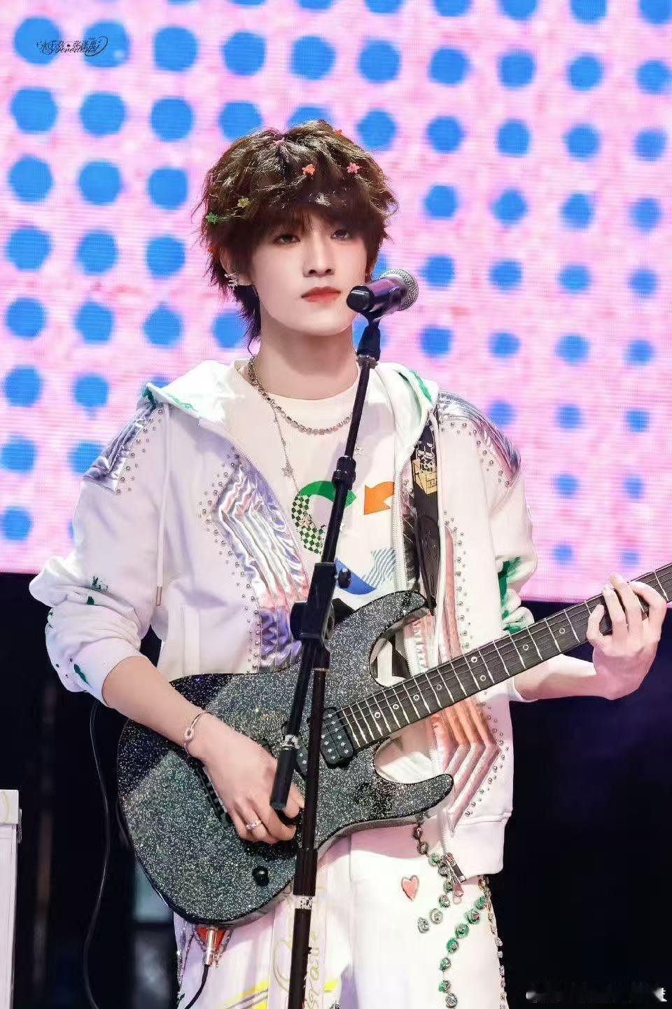 张泽禹舞台视频的退出键在哪里 坦荡的舞台风格真的很圈粉，浪漫感直球输出，点开这个