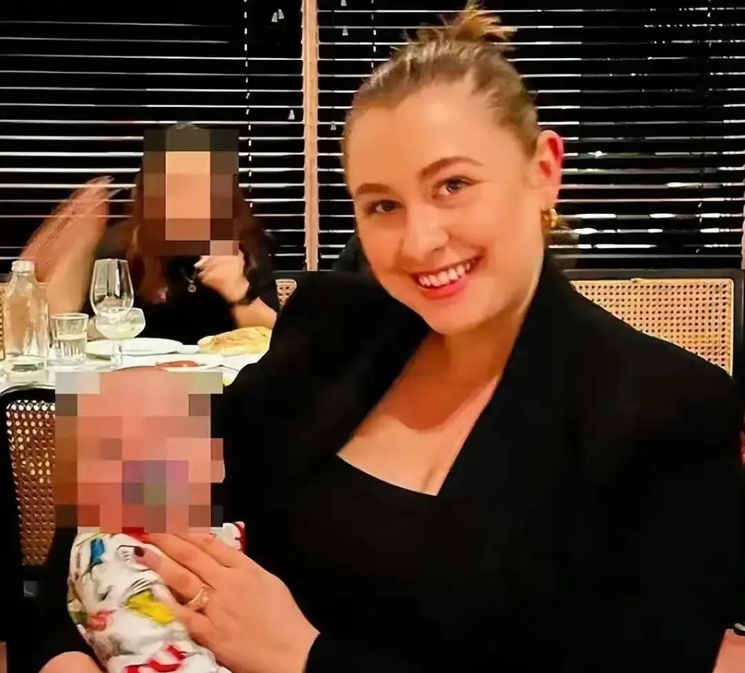 一个33岁的女老师，一边在家休产假等二胎出生，一边却因为“性侵学生”被警察带走，