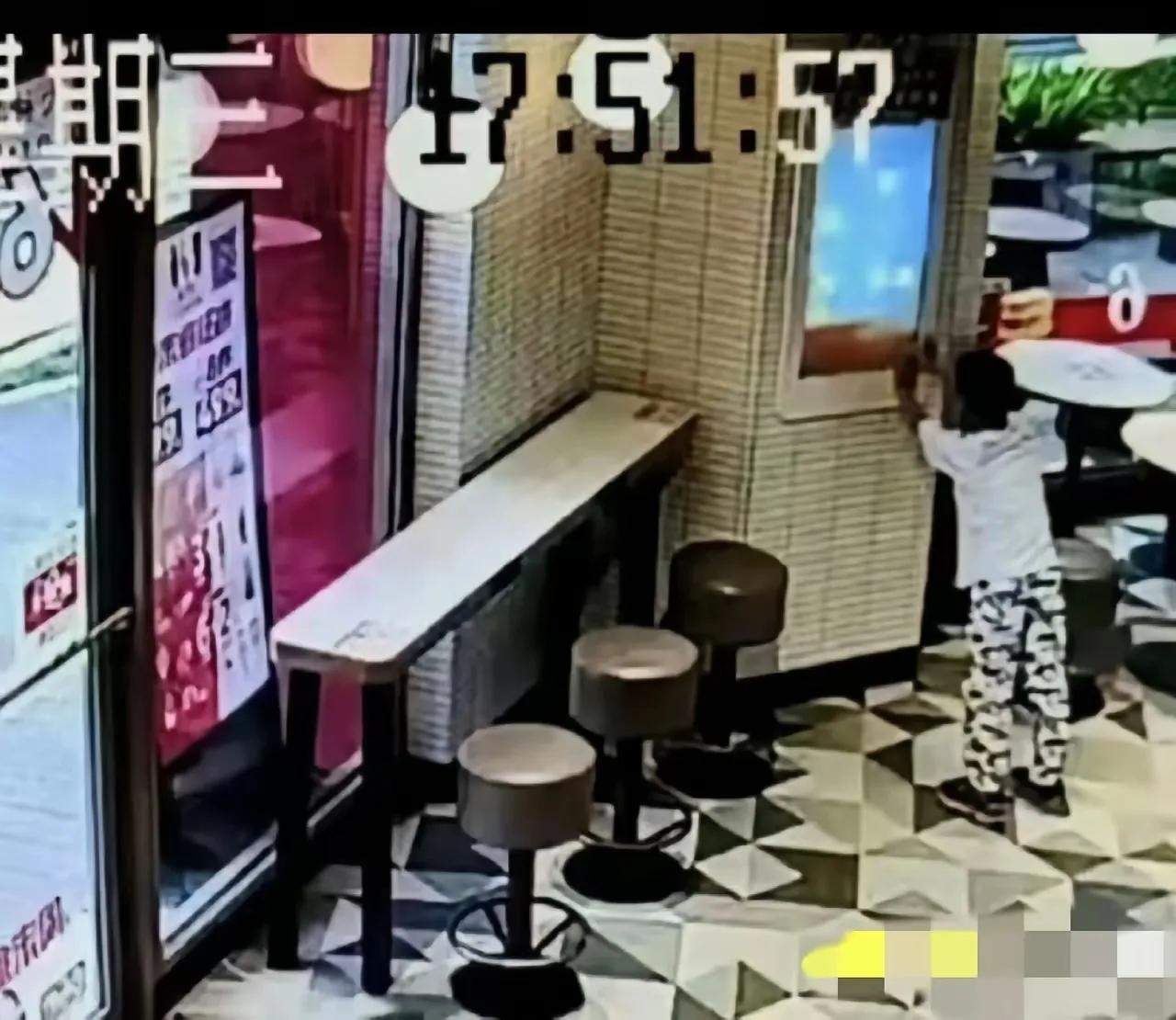 损坏东西要赔偿，不要自己网暴自己。什么样孩子看出什么样家长。
某小朋友仅仅用手轻