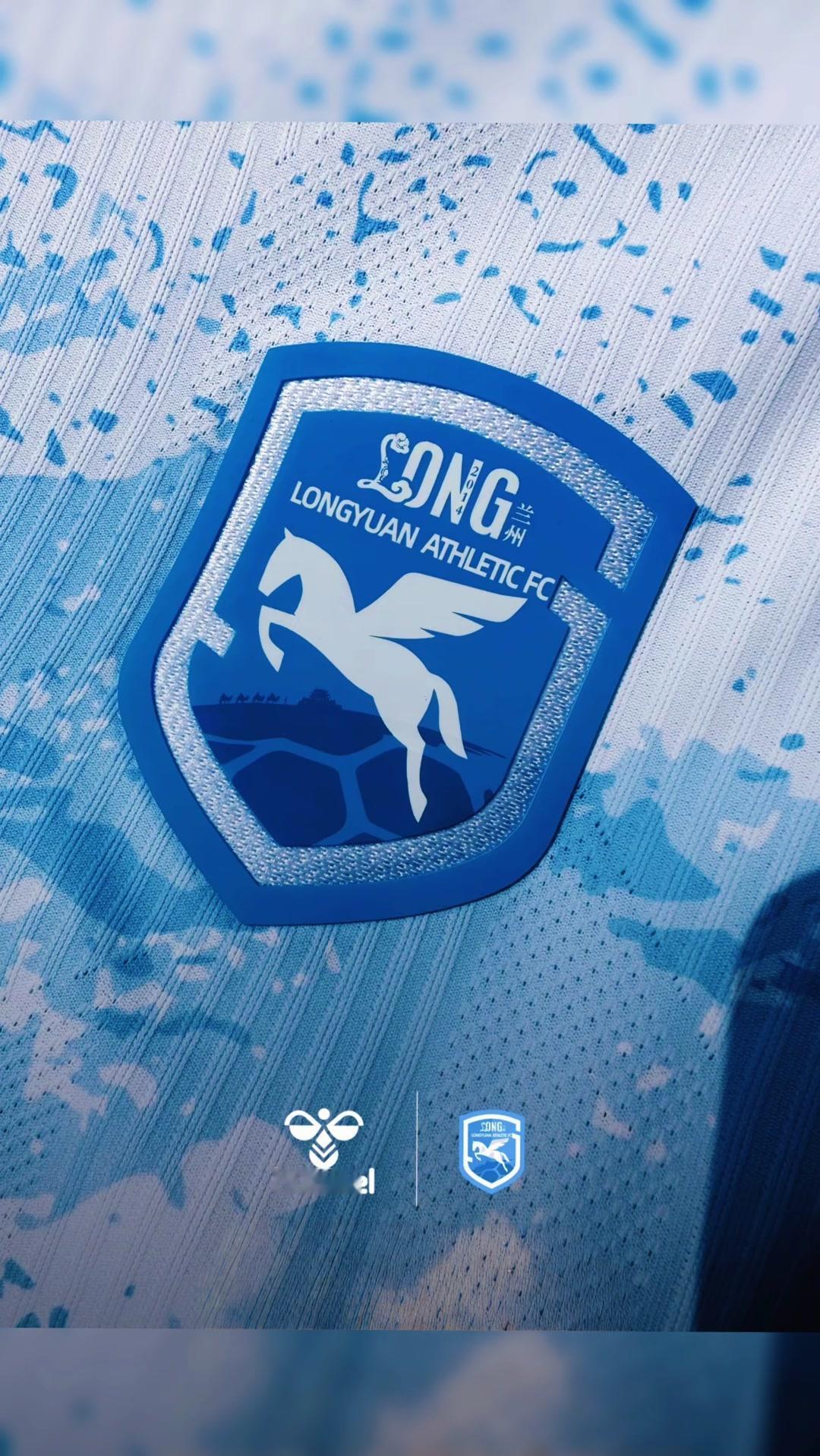 ⚽兰州陇原竞技足球队今年的队服也太亮眼了！主色调是活力红搭配白色线条，简约又不失