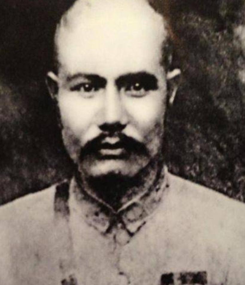 1949年，西宁解放后，马家军第82军少将高参马元祥对着堂兄马元海建议道：阿哥，