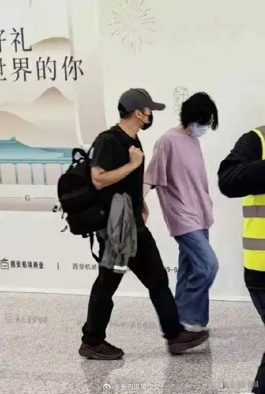 谢霆锋王菲手牵手现身机场偶遇王菲谢霆锋手牵手现身机场 网友机场偶遇谢霆锋王菲，演