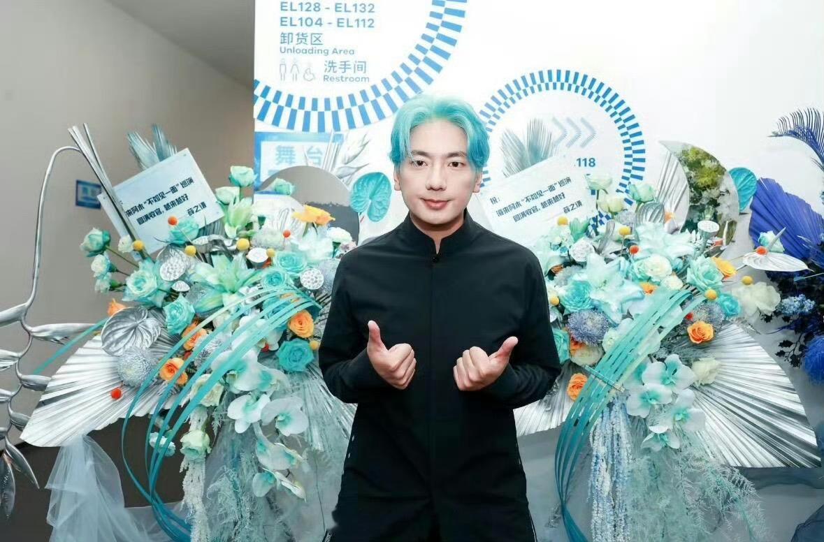 我越来越觉得海来阿木是表演型人格，这种最伤心的事没必要放在直播表演出来，放心底就