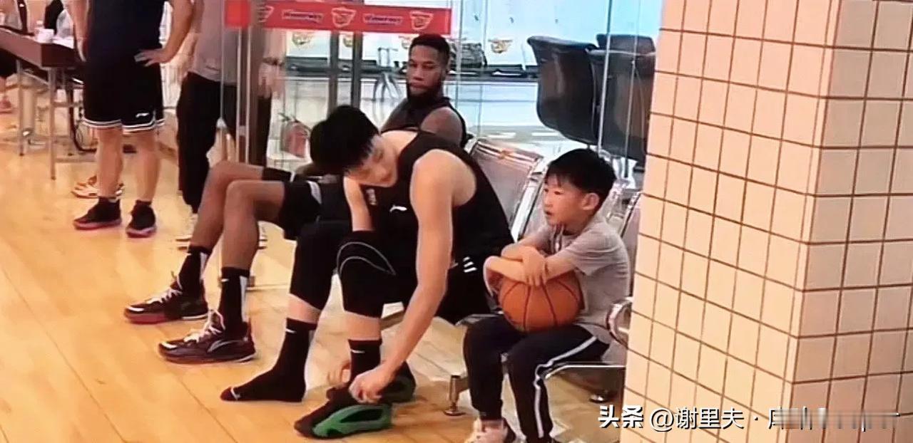 周琦为啥罚篮不准，前方记者给出的解释是统治力强的中锋罚球都差，同样是内线，易建联